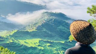 Un campesino observa un paisaje en Filipinas