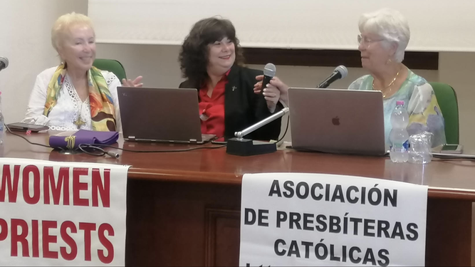 La obispa Bridget Mary Mehan y las presbíteras Christina Moreira y Mary Theresa Streck
