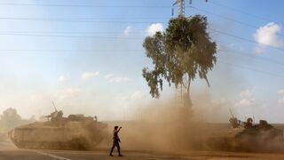 Tanques israelíes ante la frontera de Gaza