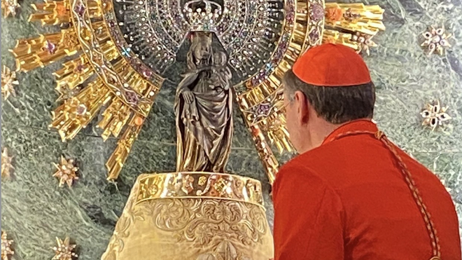 El cardenal Américo Aguiar, ante la Virgen del Pilar