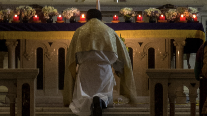 Sacerdote en una iglesia