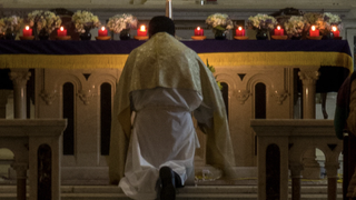 Sacerdote en una iglesia