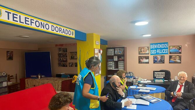El cardenal Osoro, con Ana María, el padre Ángel y algunos voluntarios