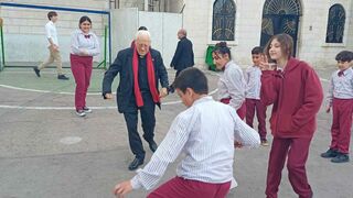 El padre Ángel, con menores acogidos en Ammán