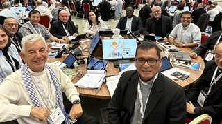 Kike Figaredo y su mesa del Sínodo