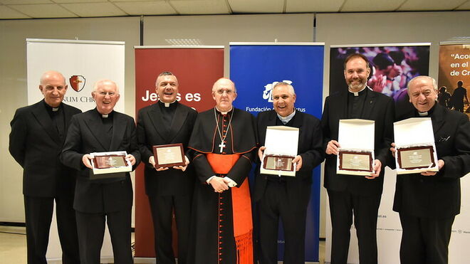 Osoro, con los galardonados en la edición de 2019 de los Premios Alter Christus
