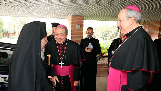 Bartolomé I, recibido por Osoro, Magán y el nuncio a la entrada a la CEE