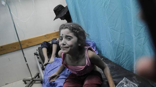 Una niña herida en un bombardeo, en un hospital del sur de Gaza