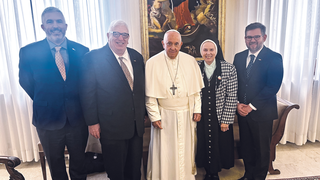 Francisco con la hermana Jeannine Gramick y miembros de New Ways Ministry