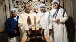 Monjas de la madre Teresa en Gaza junto al padre Francis Xavier
