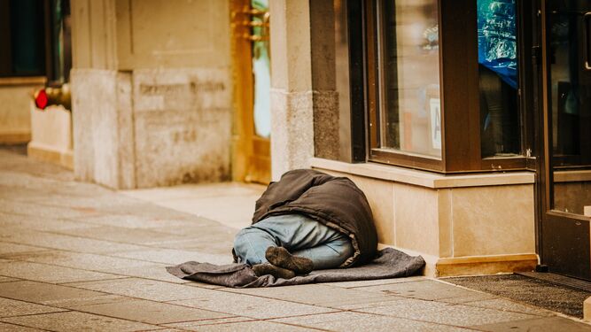 Una persona sin hogar duerme en la calle