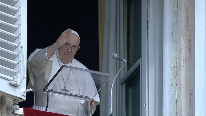 Francisco saluda a los fieles en el Angelus