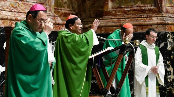 El cardenal Bo, impartiendo la bendición