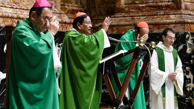 El cardenal Bo, impartiendo la bendición