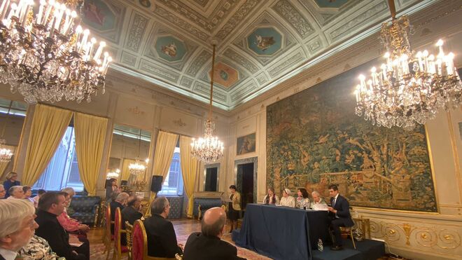 Mesa del acto celebrado en la embajada