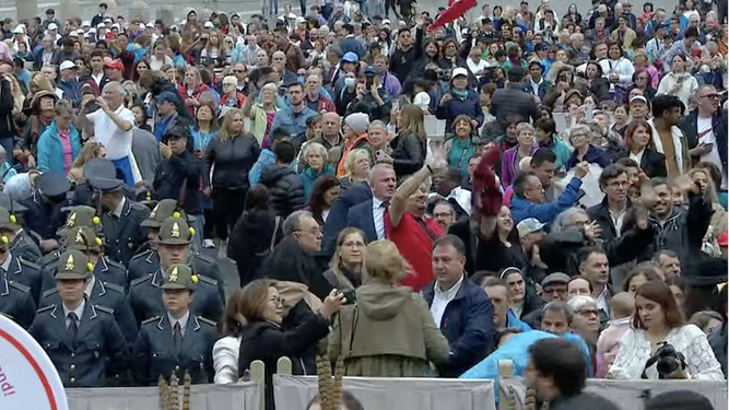 Fieles en la palza de san Pedro para escuchar la catequesis del Papa