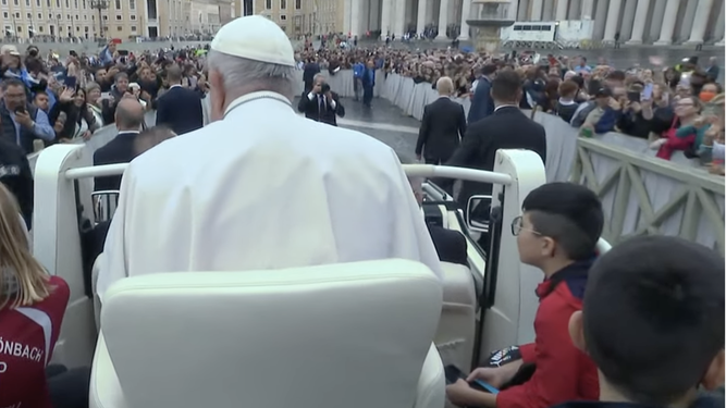 El Papa, rodeado de niños, en su traslado en el papamóvil por la plaza de san Pedro