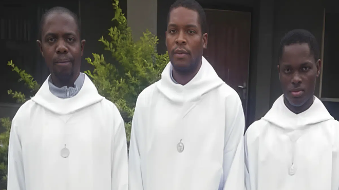 Imagen en donde aparecen dos de los tres religiosos capturados