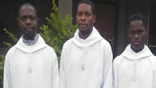 Imagen en donde aparecen dos de los tres religiosos capturados