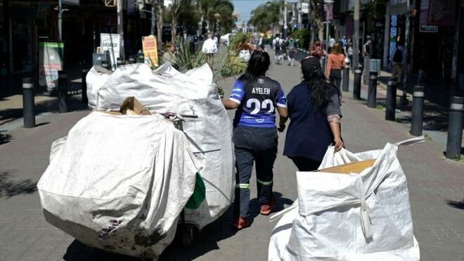 Dos cartoneras trabajando en la provincia de Buenos Aires, Argentina