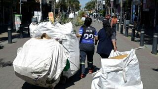 Dos cartoneras trabajando en la provincia de Buenos Aires, Argentina