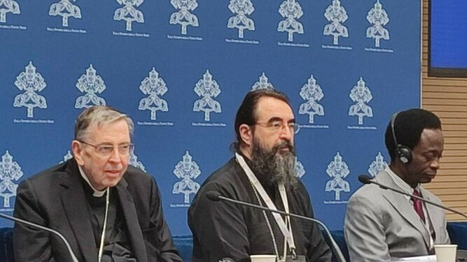 Cardenal Koch en la Sala Stampa tras una de las sesiones del Sínodo de la Sinodalidad