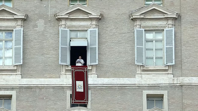 Francisco, en el balcón del palacio apostólico para el ángelus