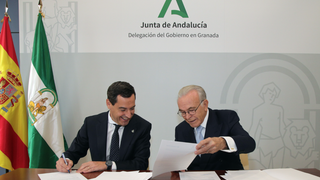 Juan Manuel Moreno Bonilla, y el presidente de la Fundación ”la Caixa”, Isidro Fainé