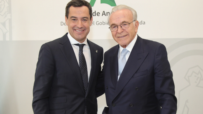 El presidente de la Junta de Andalucía, Juan Manuel Moreno Bonilla, y el presidente de la Fundación ”la Caixa”, Isidro Fainé, en la firma del convenio marco entre ambas instituciones en Granada