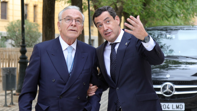 El presidente de la Junta de Andalucía, Juan Manuel Moreno Bonilla, y el presidente de la Fundación ”la Caixa”, Isidro Fainé, en la firma del convenio marco entre ambas instituciones en Granada