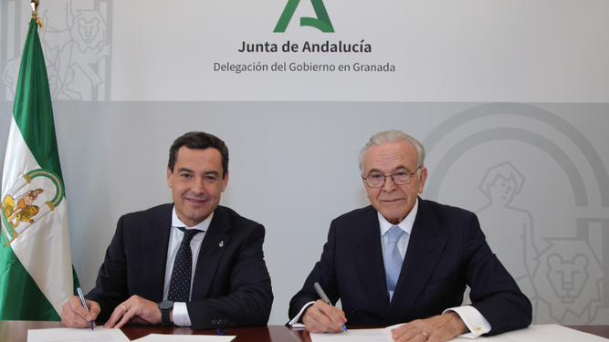El presidente de la Junta de Andalucía, Juan Manuel Moreno Bonilla, y el presidente de la Fundación ”la Caixa”, Isidro Fainé, en la firma del convenio marco entre ambas instituciones en Granada