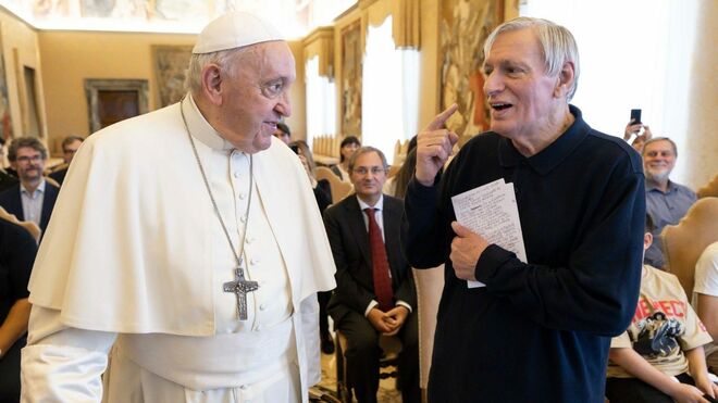 Francisco con el padre Luigi Ciotti