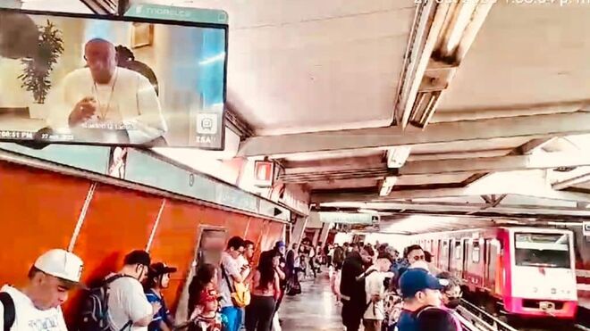 El Papa 'se cuela' en el metro de CDMX