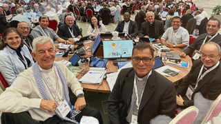 El obispo Ojea en una de las mesas de debate