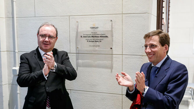 El rector Enrique Sanz y el alcalde Martínez-Almeida en la inauguración del Museo de la Universidad