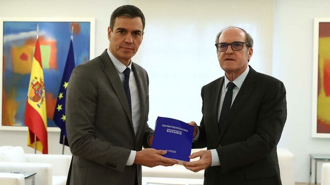 Ángel Gabilondo entrega el informe a Pedro Sánchez