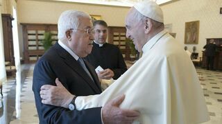 Francisco, y Mahmud Abás, en 2021