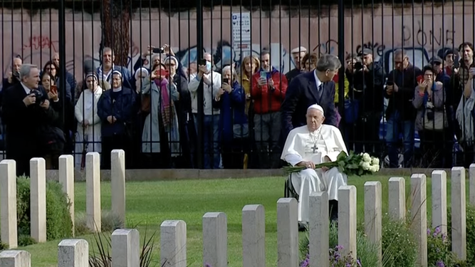 Papa. en el cementerio