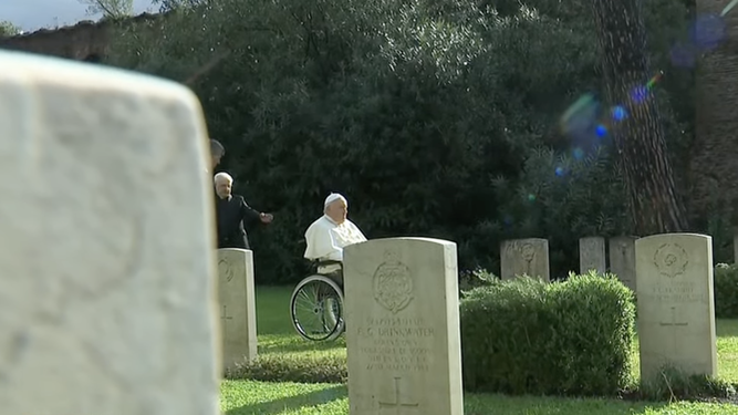 Papa, en el cementerio