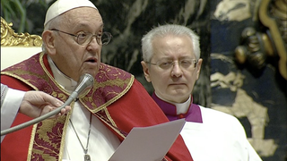 Francisco durante la lectura de la homilía