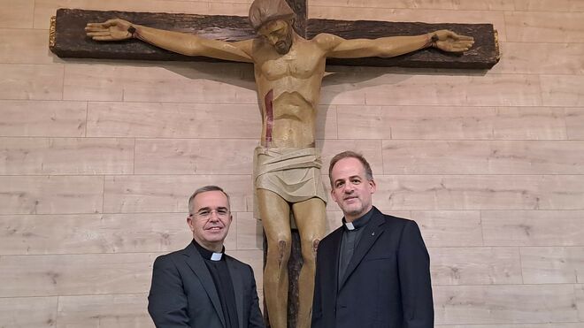El P. Ignacio Rojas, OSST, (izquierda) junto al P. Gonzalo Villagrán SJ.