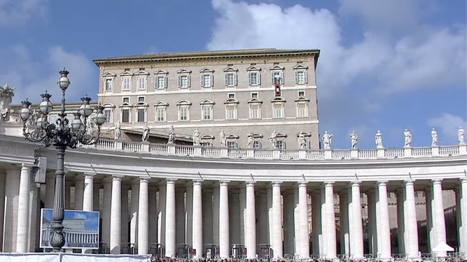 Vista del Palacio Apostólico y el balcón al que se asoma el Papa