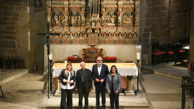 De iza a dcha, Natàlia Garriga, monseñor Salvador Giménez, Fèlix Larrosa, y Elisa Durán