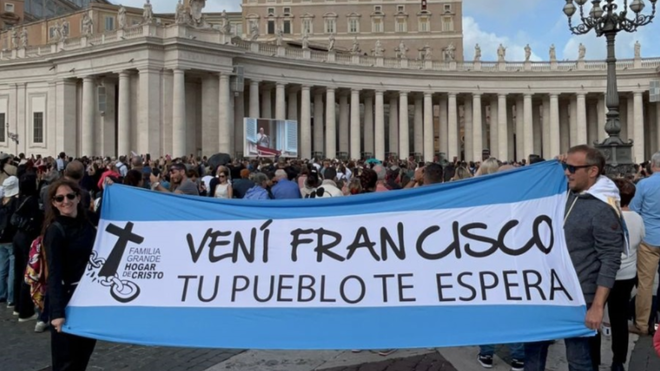 La bandera argentina "Vení, Francisco, tu pueblo te espera" en la Plaza de San Pedro