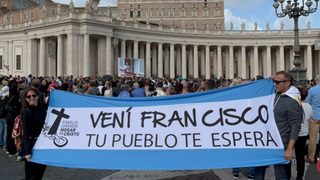 La bandera argentina "Vení, Francisco, tu pueblo te espera" en la Plaza de San Pedro