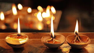 Lámparas de aceite encendidas