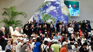 Francisco, rodeado de niños