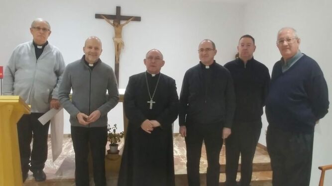 Emilio Lavaniegos y otros operarios con el obispo de Castellón en la inauguración de la Residencia