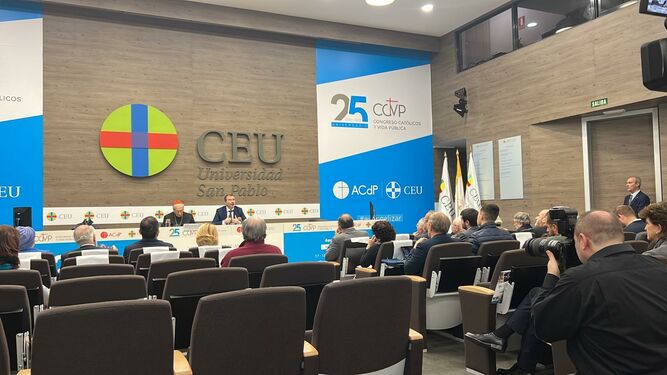 Muchos huecos en el aula para escuchar a Rouco Varela