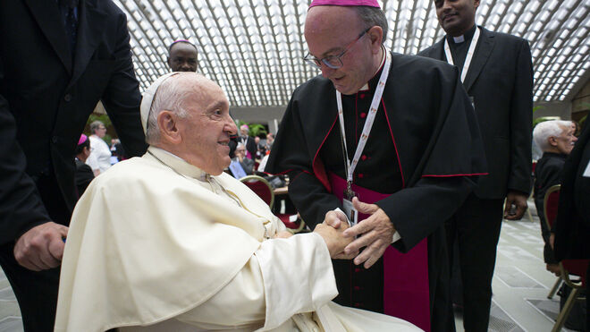 Francesc Conesa saluda al Papa en la Primera Congregación del Sínodo
